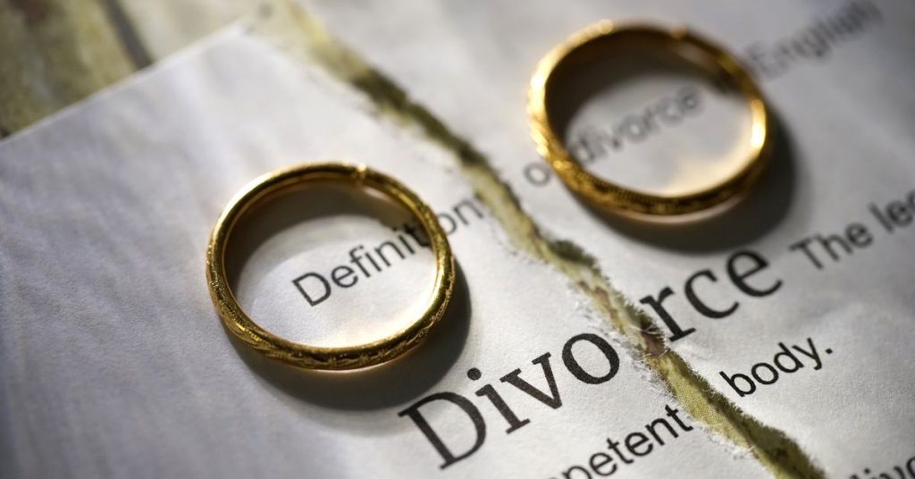Dos anillos separados simbolizando una separación matrimonial a través de la nulidad canónica.